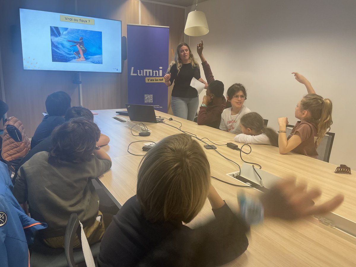 L’unité pédagogique @LUMNI reçoit une classe de jeunes USÉPIENS dans les locaux de France Tv pour leur proposer une Master Class sur le thème des Fakes news merci au @LeCLEMI pour l’invitation.