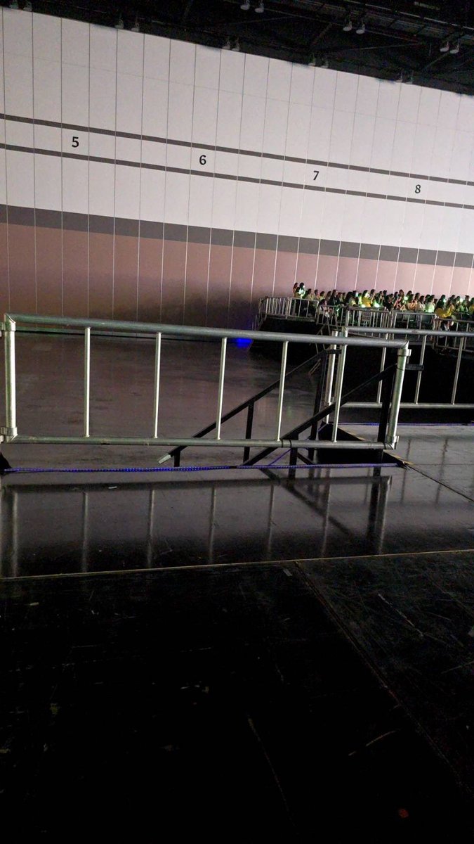 Bow27_Got7's tweet photo. วันคอนจริงผังไม่ตรงกับสื่อ จากได้นั่งกลางสเตจ เสือกได้นั่งขอบสเตจ งานจัดห่วยมากไม่พร้อมคือไม่ต้องจัดนะ มีดีแค่ยองแจ นอกนั่นคือเหี้ย😤😤
#ผู้จัดDJBENTTHห่วยแตก https://t.co/y3sYIDd1zo