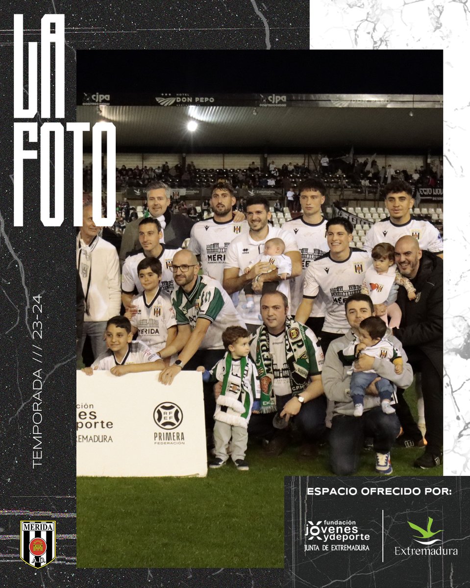 Merida_AD's tweet image. 📸 𝗟 𝗔   𝗙 𝗢 𝗧 𝗢

⚪️⚫️ Equipo, padres e hijos. Tradición. Historia. Orgullo. 💪🏽

⚽️ #MéridaAlcoyano #Jornada28 

😉 @FJyD