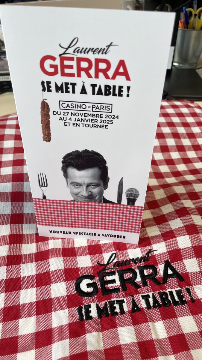 Laurent Gerra se (re)met à table avec un nouveau spectacle. Serviette comprise!
En tournée et ⁦<a href="/leCasinodeParis/">Casino de Paris</a>⁩ du 27/11 au 4/1 (RP ⁦<a href="/catbat_96b/">Catherine Battner</a>⁩ ⁦<a href="/VincenceStark/">Vincence Stark 96b</a>⁩)