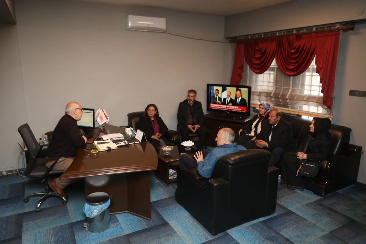 Celaledinerkmn's tweet photo. Kentimizin seslerinden biri olan Kanal Urfa ziyaretimizde şehrimizde yaşananlar sorunların halka ulaşması noktasında istişarelerde bulunduk. Bizlere göstermiş oldukları ilgi ve alakadan dolayı kanal müdürü ve çalışanlarına teşekkür ederiz. @DEMurfail @DemHaliliye @ozergulsen21 https://t.co/SvBZc4jeXk