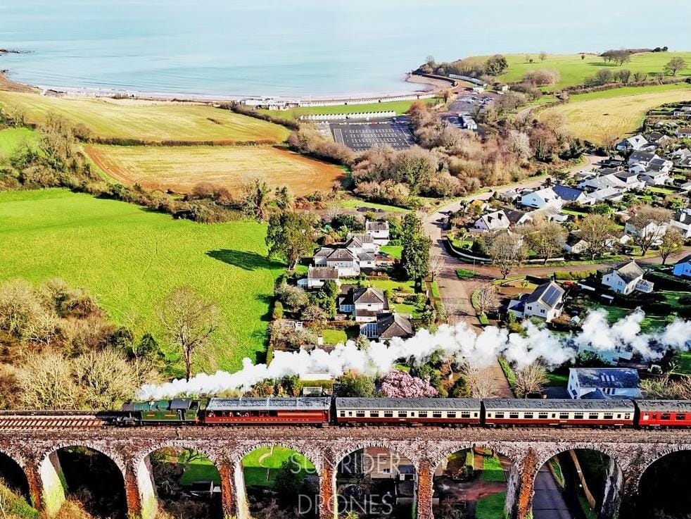 Some fantastic drone footage captured by SunRider Drones of 5239 #Goliath heading over the Viaduct on route to Paignton. 📸

Can you spot the Devon Belle Observation Car? 👀

#dartmouthsteamrailway #dartmouthriverboats #riverdart #southwest #southdevon #torbay #dartmouth #devon