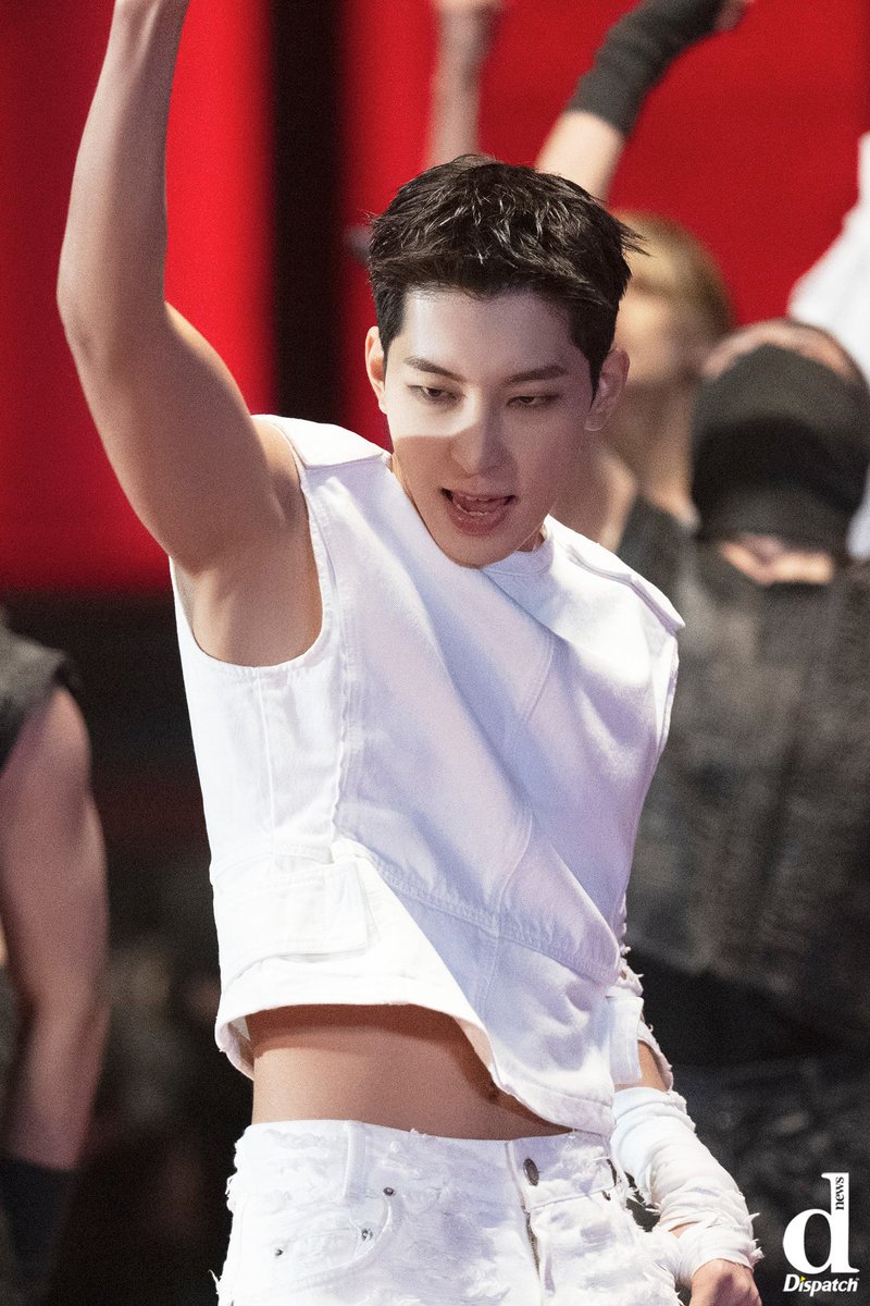 wonnnwoo's tweet image. if nobody got me i know the stylists who loves putting wonwoo in crop tops got me