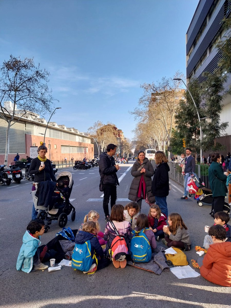 Gràcies a totes les famílies que divendres us vau sumar a la #xocolatadasolidària!!! 
Vam recollir 568,8€ de la xocolata🍫feta  per #laxupxup_cuinalaescola i els alumnes de 6è de l'<a href="/afaitaca/">AFA Itaca</a> en van recollir 120€ amb els seus pastissos 🍰! 
Donatius per a <a href="/SJDbarcelona_ca/">Hospital Sant Joan de Déu Barcelona CAT</a>.