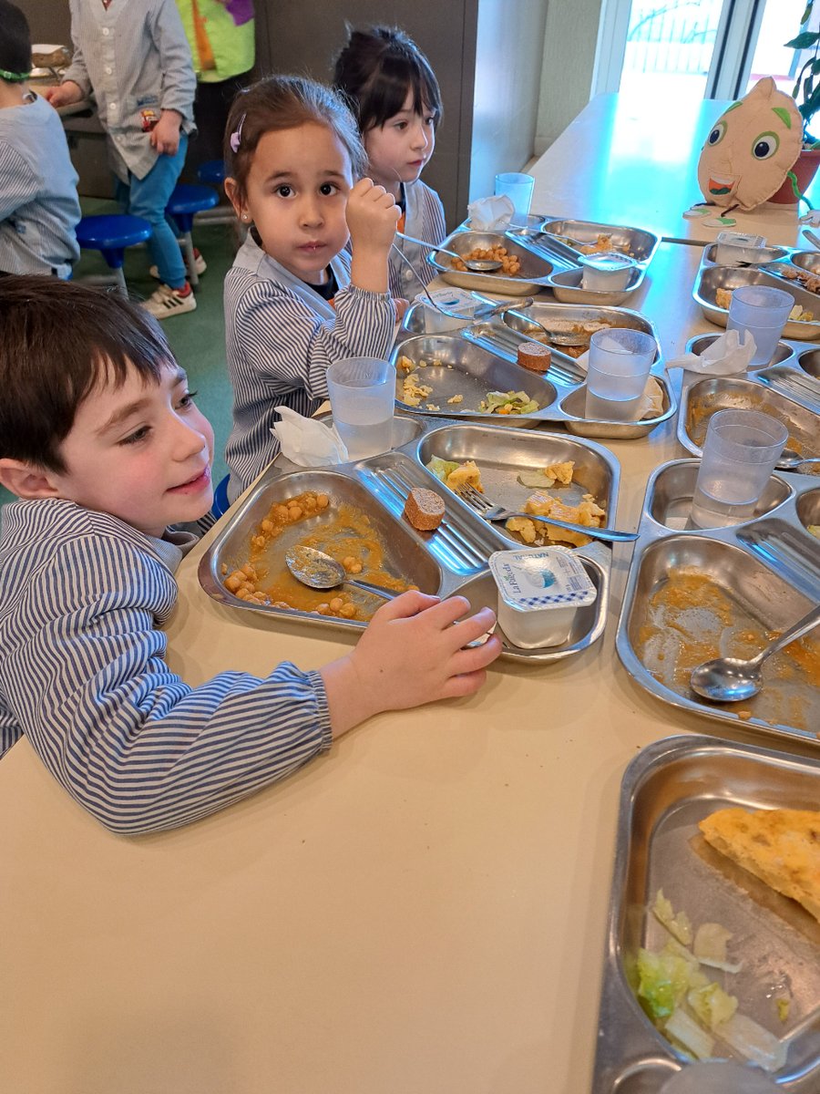 JesuitesEdu's tweet photo. 🌱 El projecte "Pensa, menja, actua" ensenya a no malbaratar els #aliments i aquest curs s'està treballant a #JEGràcia amb els cigrons! 🍲 Els infants ja saben d'on surten els cigrons i estan trobant maneres divertides de no deixar res al plat. https://t.co/4BaqvVhw39