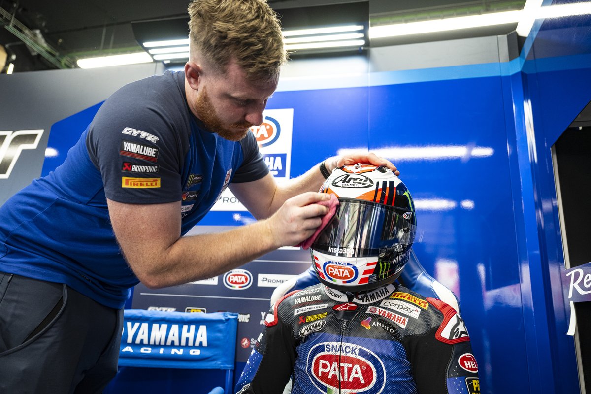 It's a true family affair in @jonathanrea's corner, with brother Kris Rea on hand to assist 🤝 #YamahaFamily