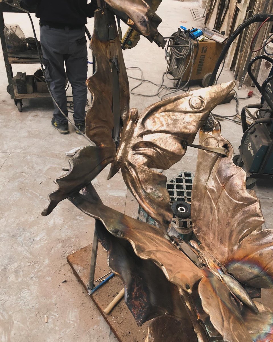 abelescultore's tweet photo. Una carezza nel vento 🦋 🦋 🦋
Monumento in marmo e bronzo di 4 mt
Montaggio e prove tecniche
#farfalle #butterflyes #hand #symbol #wind #abelevadacca #high #bronze #marble #marmo #sculpture #allavoro #atwork https://t.co/teupKzl9I6