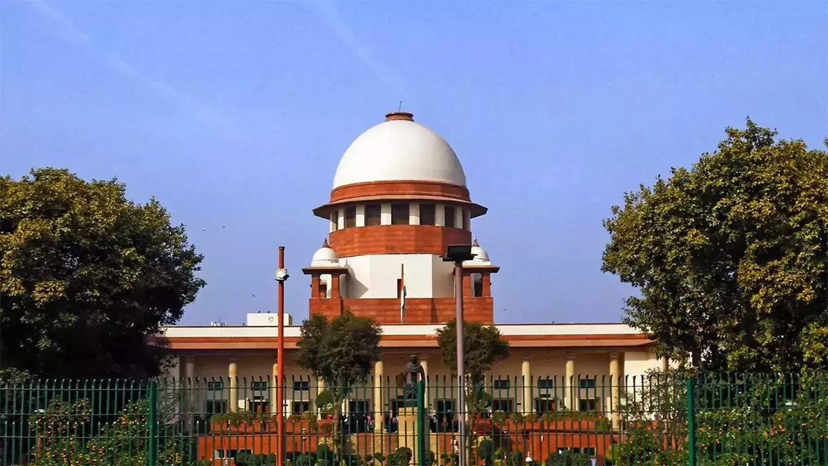 EconomicTimes's tweet photo. #SupremeCourt rejects #AllahabadHighCourt order directing a #CBI probe against #banks for granting #loans to #SimbhaoliSugars. Seven #banks had allegedly sanctioned multiple loans to the company despite knowing that it had #defaulted in the payment of its previous loans.
🗞️ Catch the day's latest news and updates ➠ https://t.co/nd2iJOPMOm
