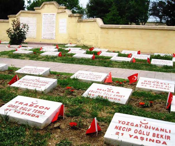 Vatanımızın dört bir yanından kahramanların ve Seyit Onbaşı gibi nice destanlar yazan yiğitlerin kol kola şehadete koştuğu, Çanakkale Zaferi’nin 109. yıldönümünde tüm şehitlerimizi rahmet ve minnetle anıyor; Gazi Mustafa Kemal Atatürk ve silah arkadaşlarına sonsuz şükranlarımı