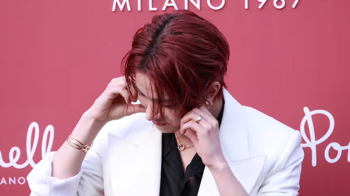 heeseungcokr's tweet photo. HEESEUNG WAS SO SHY AND SMIRKING AFTER DOING CHEEK HEART AND POKING HIS CHEEK POSE TO THE REPORTERS 😭😭 https://t.co/0FVfy02GyW