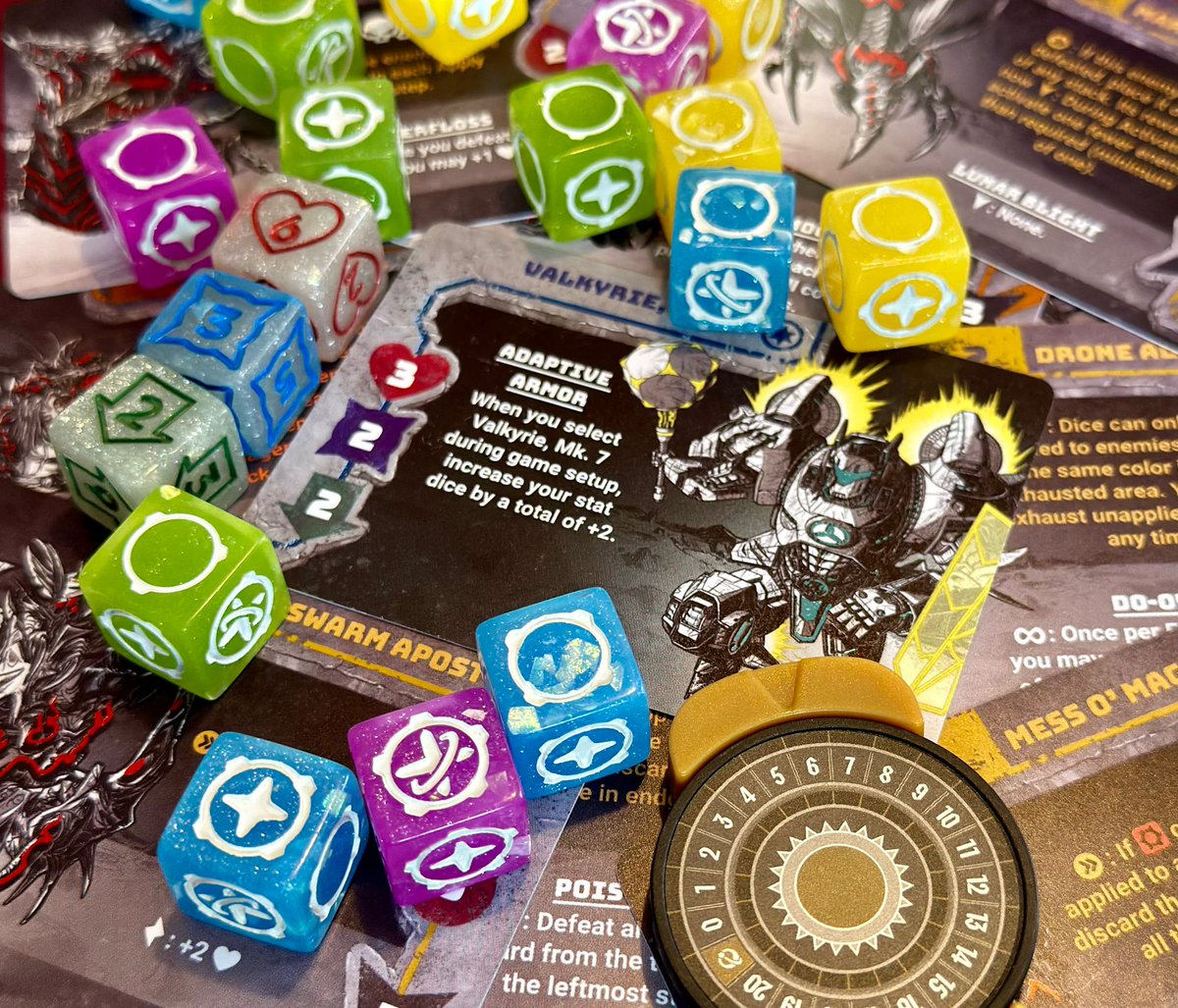 In Folge 66 besprechen wir 20 Strong von Chip Theory Games bzw. Frosted Games. Das kleine Kartenspiel mit den 20 Würfeln hat viel Aufmerksamkeit aufgrund seiner besonderen Duftnote erhalten. Aber wie steht es spielerisch? Hört selbst!
#brettspielpodcast #brettspiel #Solo