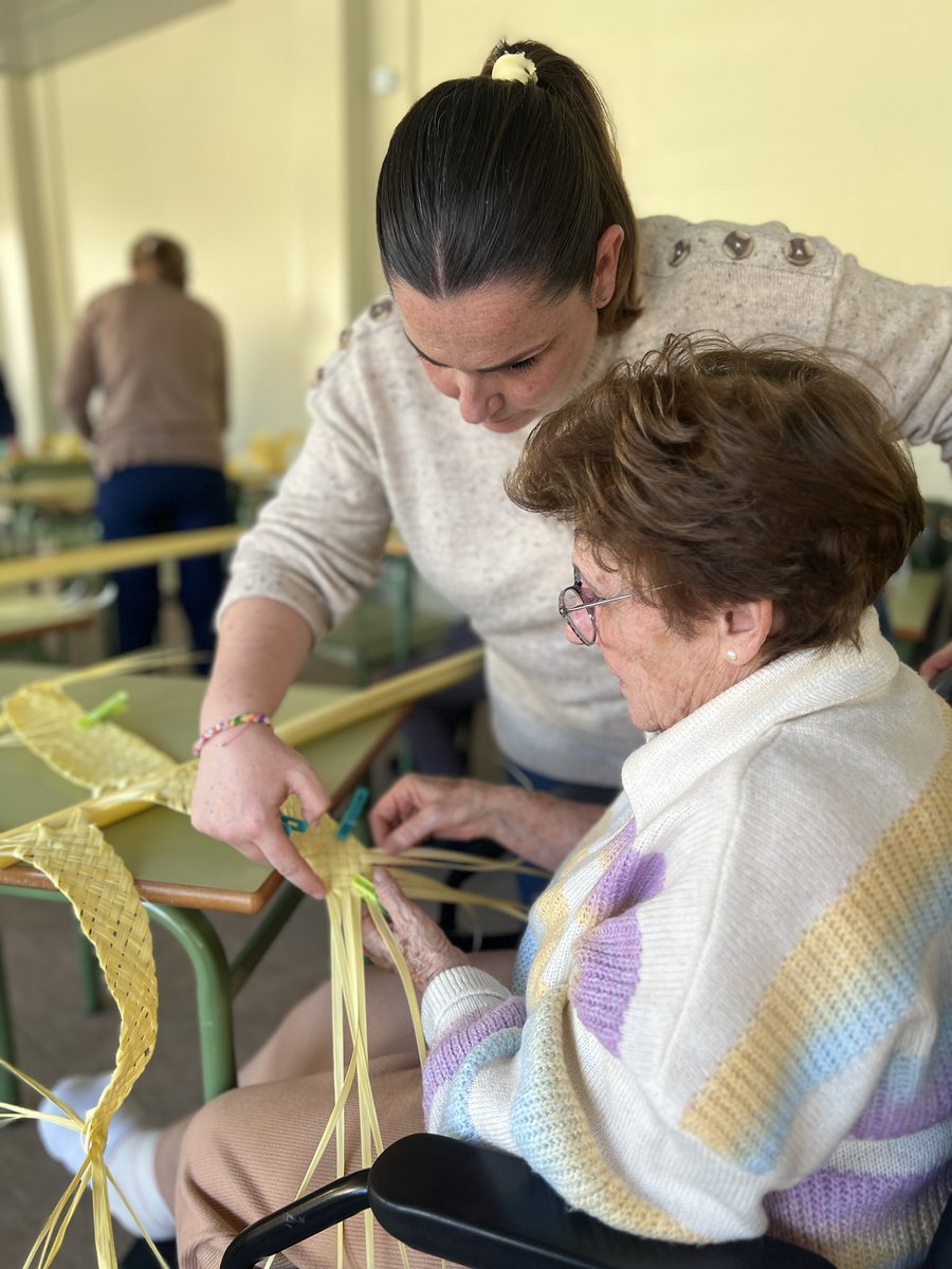 compasionista's tweet photo. La magia de los talleres tradicionales que une generaciones.
Con este Taller de Palmas de Semana Santa se comparten saberes y se crean recuerdos inolvidables juntos. ¡La tradición sigue viva en nuestra Fundación! #TalleresCreativos #UniendoGeneraciones #palmassemanasanta https://t.co/1EqYZ724U4