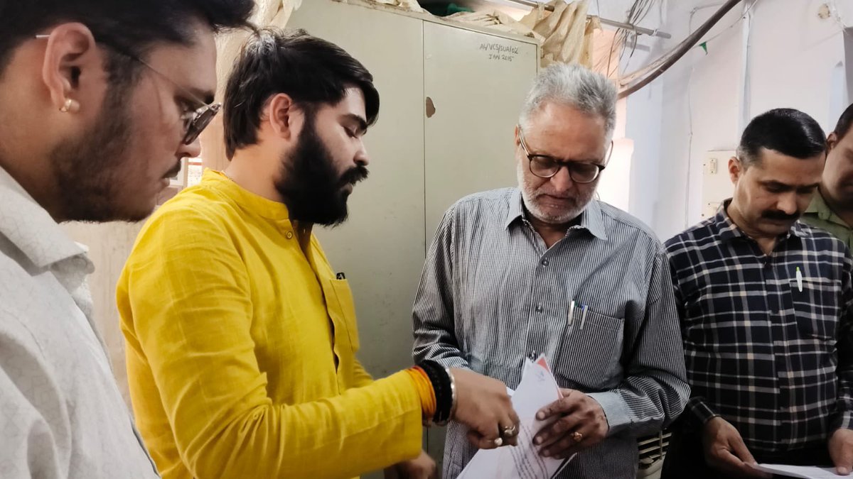 RachitMishra__'s tweet photo. ◆ संत गहिरा गुरु विश्वविद्यालय द्वारा आयोजित प्रथम वर्ष के बीएससी प्रश्न पत्र में सिलेबस के  बाहर से आए प्रश्न, छात्र परेशान।

◆ संत गहिरा विवि के कुलपति को आजाद सेवा संघ ने सौंपा ज्ञापन, बोनस अंक की मांग।

◆ कुलपति अशोक सिंह ने तत्काल कार्रवाई करने को दिए निर्देश। https://t.co/NhTDIQ8kfV