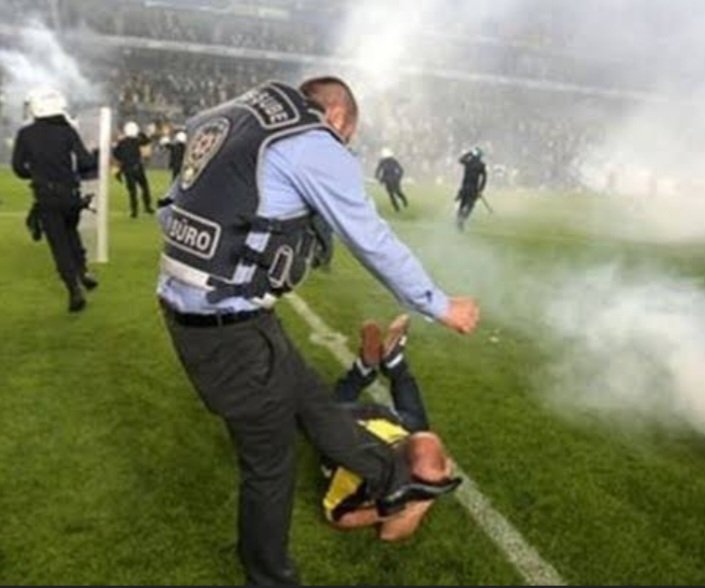 Osterwolde'yi elestirenler.. zamaninda bunu niye konusmadiniz...

Eylemi yapanin uzerindeki yelegede dikkat edelim.