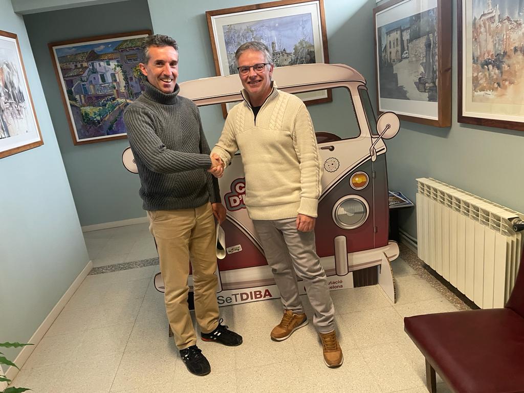 municipidigital's tweet photo. La 🚐 #CaravanaInnovació va fer parada a l'Ajuntament de #SantBoideLluçanès per conèixer com facilita la tramitació a la ciutadania a través de l'ús intensiu de #ViaOberta 💻. 👀 Mira la crònica de #JoanMonrós i tota la documentació sobre el projecte a https://t.co/4H46UJSgV3 https://t.co/P6zHWZh6Mn