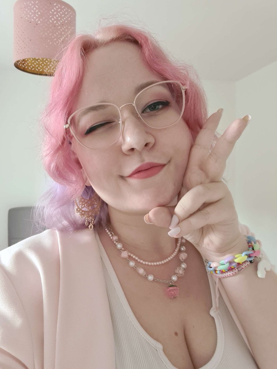 summertivity's tweet image. 🌸Hi, I'm Summer!🌸

So far you've known me as the pink demon VTuber but I'm also a Cosplayer!
I want to have more freedom for my creativity, so I've decided to no longer keep these separated. 

I hope you'll join me for this new adventure 🩷

#ENVtuber #Facereveal #VtubervsIRL