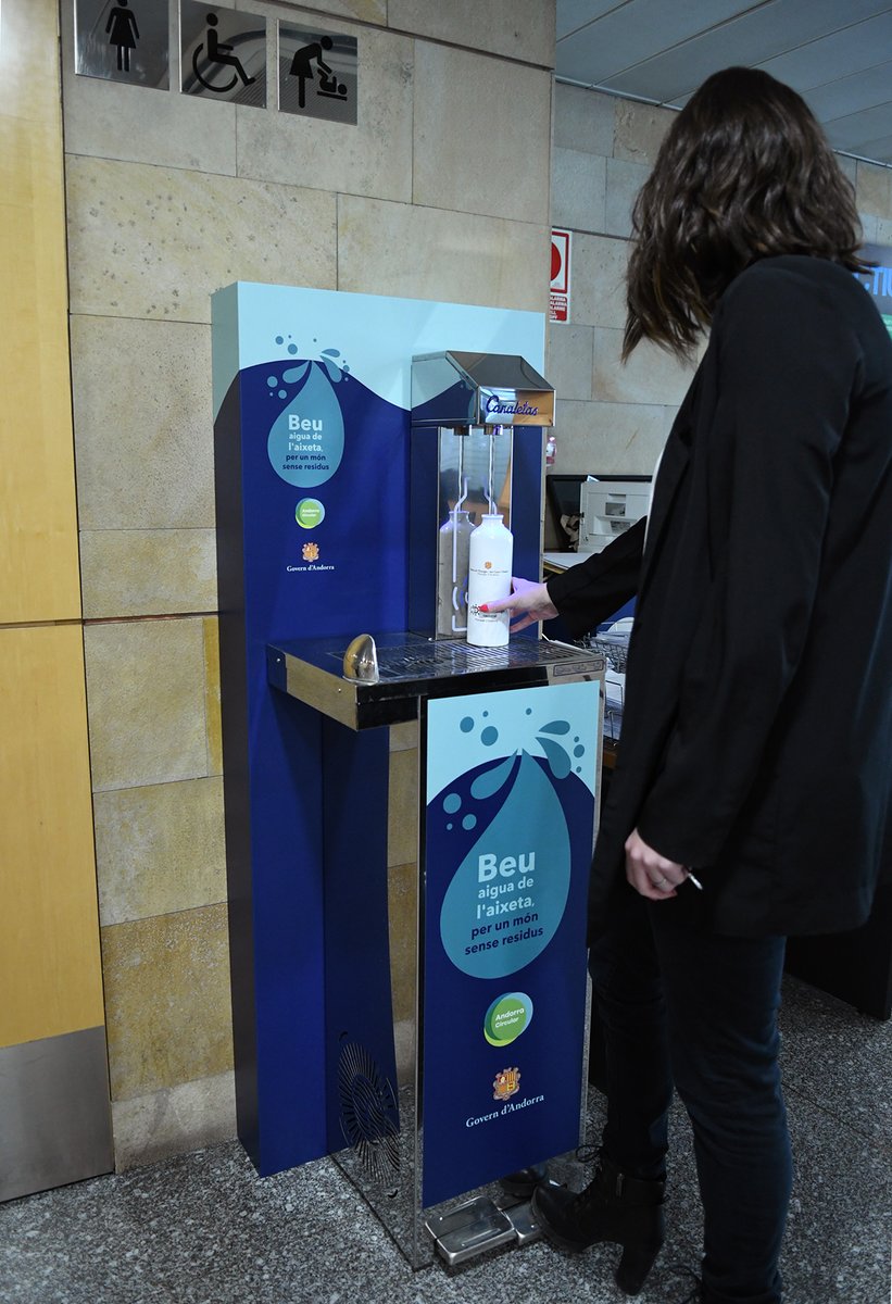 🚰 El servei de tràmits del Govern ja disposa d'una nova font d'aigua. La iniciativa respon als objectius de la Llei d'economia circular per potenciar el consum d'aigua de l'aixeta i evitar la generació d'envasos innecessaris.

Beu aigua de l'aixeta, per un món sense residus.