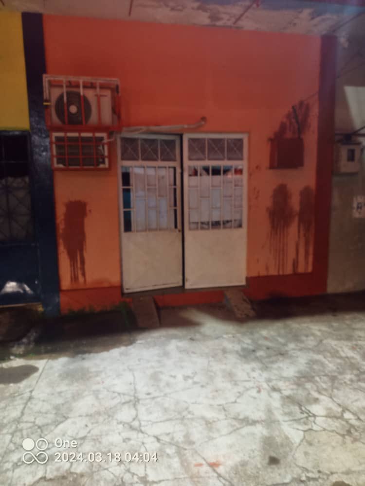 VoluntadPopular's tweet image. 🚨 Alerta: Denunciamos la vandalización de la sede de Voluntad Popular en el estado Amazonas.

Tres sujetos intentaron ingresar a la casa de nuestro partido en este estado. Al no lograr hacerlo, rociaron la misma con gasolina y kerosén buscando incendiarla, acción que fue evitada…