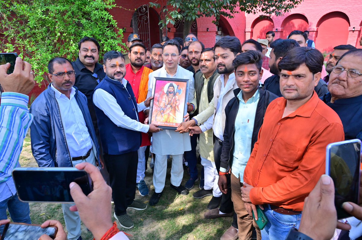 BCPSULTANPUR's tweet photo. सिर्फ़ वादे ही नहीं समाज से कही हुई हर बात पर अमल होता दिख रहा🙏
जय हो ब्रह्मशिरोमणि @JitinPrasadaजी 

ॐ रां रां परशुहस्ताय नम:

भगवान परशुराम की कृपा दृष्टि संपूर्ण जगत पर बनी रहे, यही प्रार्थना है
#JaiShreeParshuram
#जय_श्री_परशुराम
@narendramodi 
@AmitShah 
@myogiadityanath https://t.co/AVUnDimS67