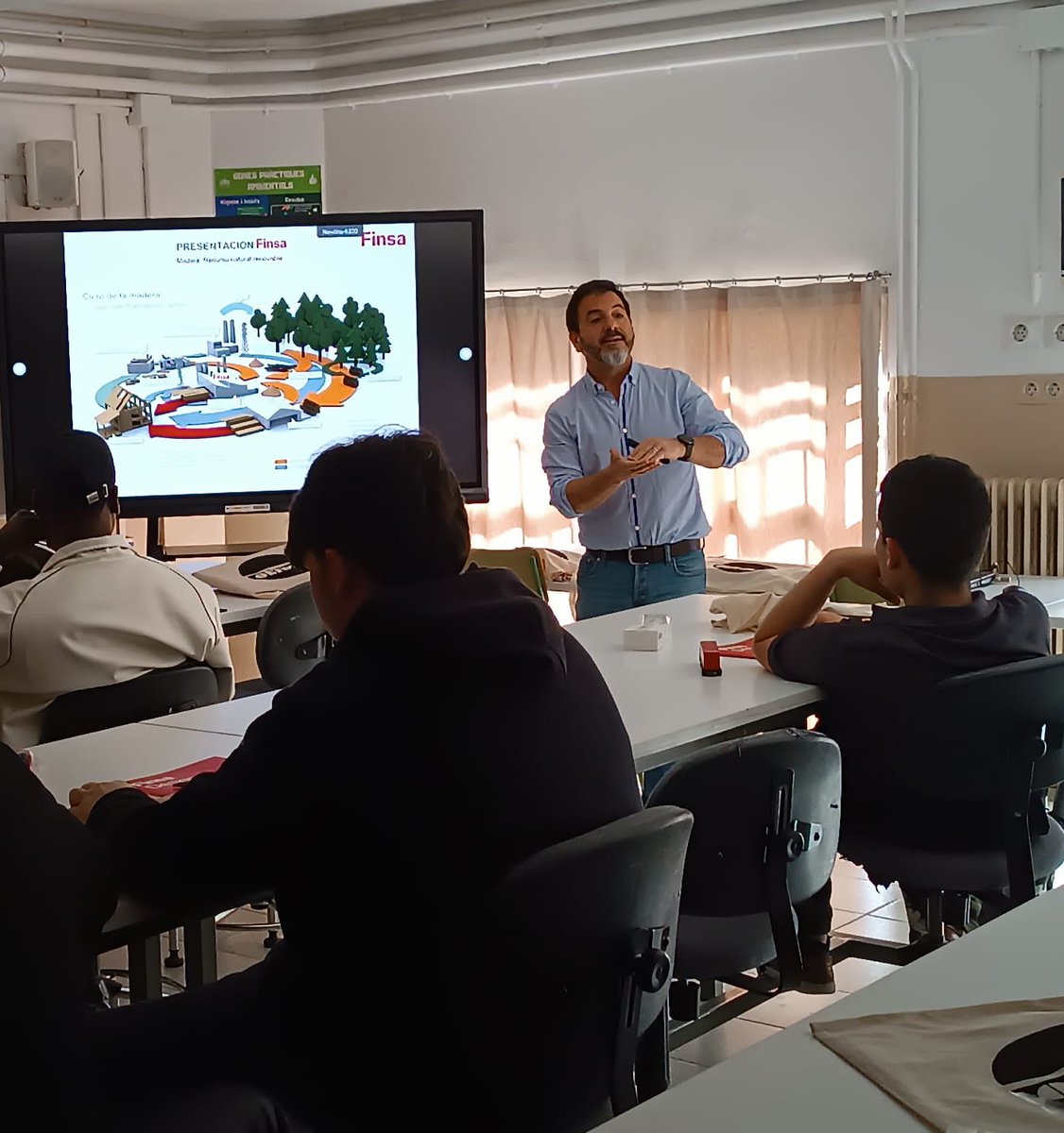 Bon dia 
Gràcies a <a href="/GrupoFinsa/">Finsa</a> i #MaderasObiols  per explicar de primera mà a l’alumnat de GM de Fusta i moble🪑,  les característiques tècniques dels productes, novetats i avanços perquè aquest siguin cada cop més sostenibles🌱.  #HolaFutur #FPFusta