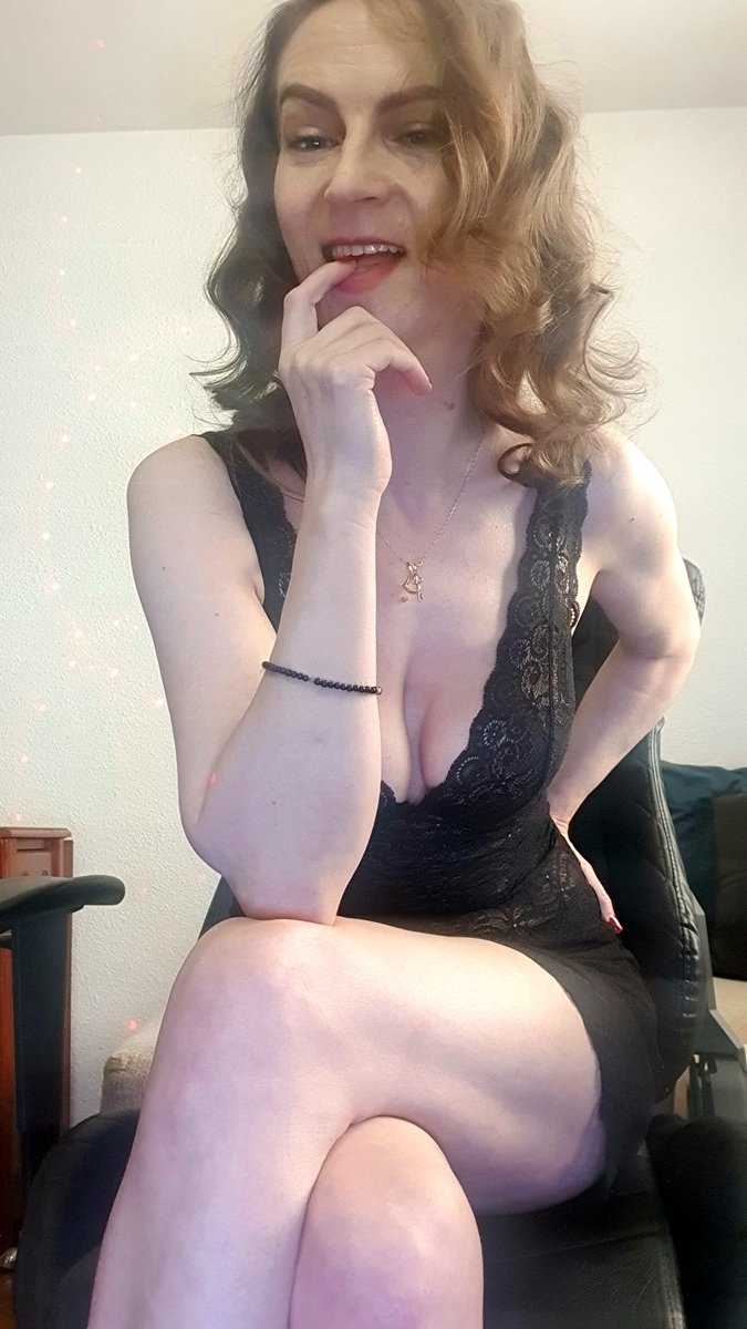 eva_moon91's tweet photo. Have a good Monday with me! Link in bio #live #fun #camgirl #sexy  #domi2 #lush #lovense #milf #squirt #feet #hot https://t.co/r3H7QcG53E