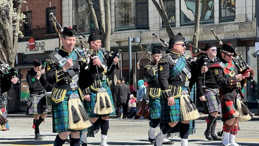 Undeterred: Kansas City crowds go to St. Patrick’s Day parade, month after violence at Chiefs’ rally trib.al/6SoTWuz