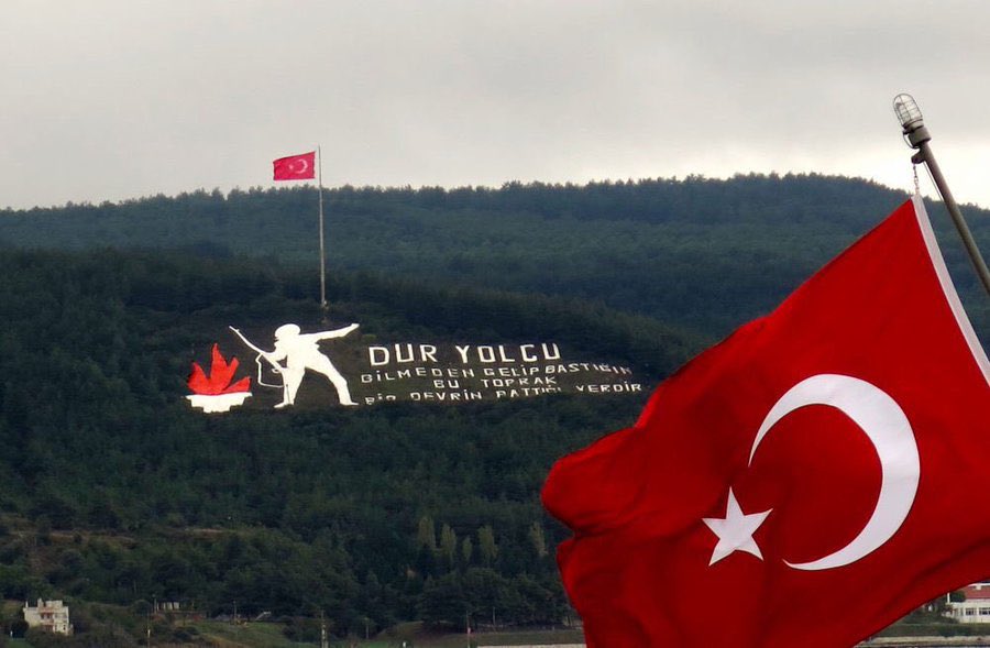 Yaralanmış temiz alnından uzanmış yatıyor;
Bir hilâl uğruna, yâ Rab, ne güneşler batıyor!
Ey bu topraklar için toprağa düşmüş, asker!
Gökten ecdâd inerek öpse o pâk alnı değer.
Ne büyüksün ki kanın kurtarıyor Tevhîd’i...
Bedr’in arslanları ancak bu kadar şanlı idi..."
