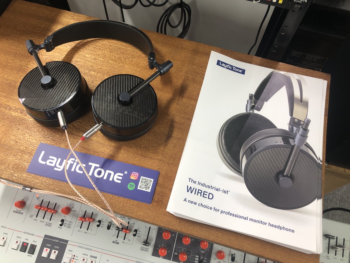 FiveGmusicTechn's tweet photo. 【店頭展示情報】大田区発の新進ブランド、Layfic Toneさんのヘッドフォン「Wired」を期間限定で店頭展示中!
高解像度、正確な定位と現代的な低音を実現したフラグシップ・密閉型モニターヘッドホン。Binaural機能による広大なサウンドを特徴とするUDO Audio Super Geminiを視聴機として展示中です! https://t.co/CXK41kDz69