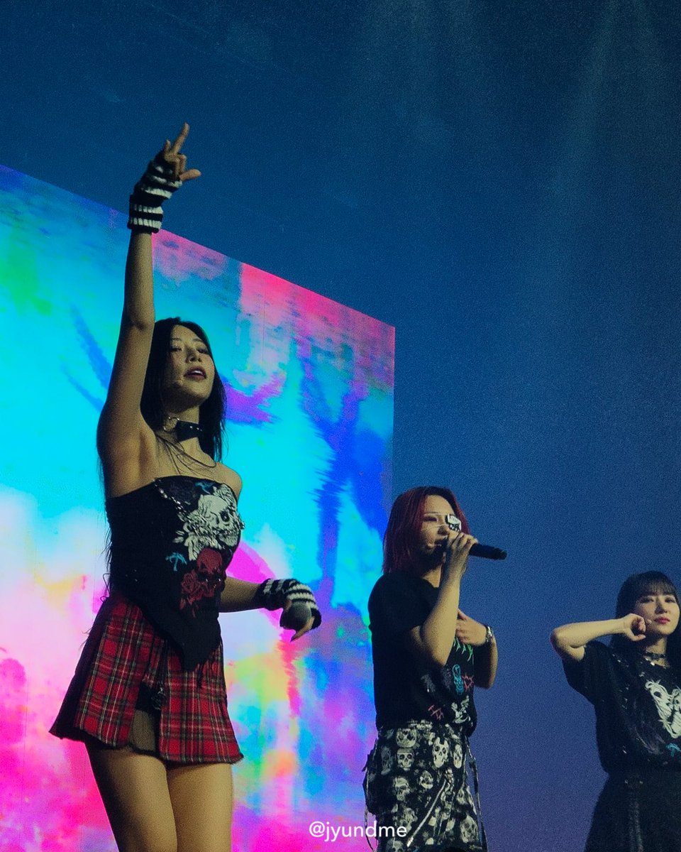 dcatcherbr's tweet photo. [🎥] JiU e Siyeon no concerto Luck Inside 7 Doors em Londres (Inglaterra) (21/02)!                                                       

#DreamcatcherInLondon #Dreamcatcher #드림캐쳐 드림캐쳐 @hf_dreamcatcher 

© jyundme https://t.co/fU2SRix7Wn
