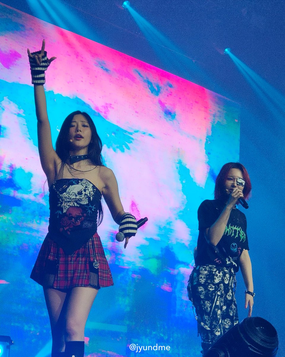 dcatcherbr's tweet photo. [🎥] JiU e Siyeon no concerto Luck Inside 7 Doors em Londres (Inglaterra) (21/02)!                                                       

#DreamcatcherInLondon #Dreamcatcher #드림캐쳐 드림캐쳐 @hf_dreamcatcher 

© jyundme https://t.co/fU2SRix7Wn