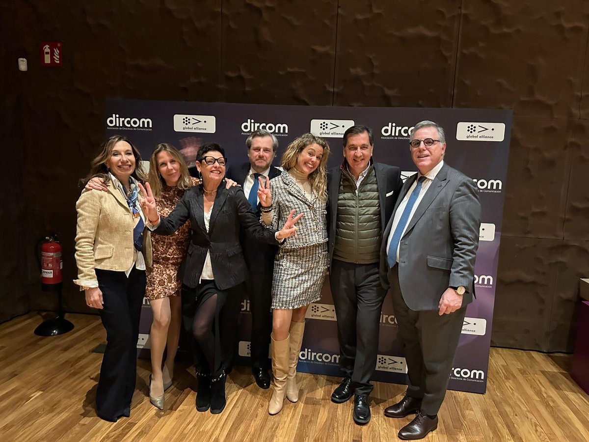 Cómo innovar en la comunicación estratégica?

•⁠  ⁠Liberarnos de enfoques convencionales
•⁠  ⁠Descubrir la complejidad oculta de la narrativa

Ante la sobredosis de tecnología el mejor regalo es poner una mirada humana, que no buenista, a todas las comunidades. <a href="/rdelblanco/">Rosa del Blanco</a>