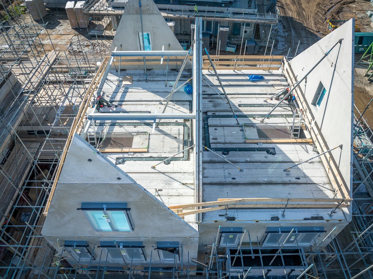 In samenwerking met <a href="/heijmansnl/">Heijmans</a> bouwen wij 42 energieneutrale en duurzame woningen, bestaande uit 4 vrijstaande woningen, 20 twee-onder-één-kapwoningen, 8 hoekwoningen en 10 tussenwoningen. Onze bijdrage omvat de engineering, productie, levering en montage van de prefab elementen