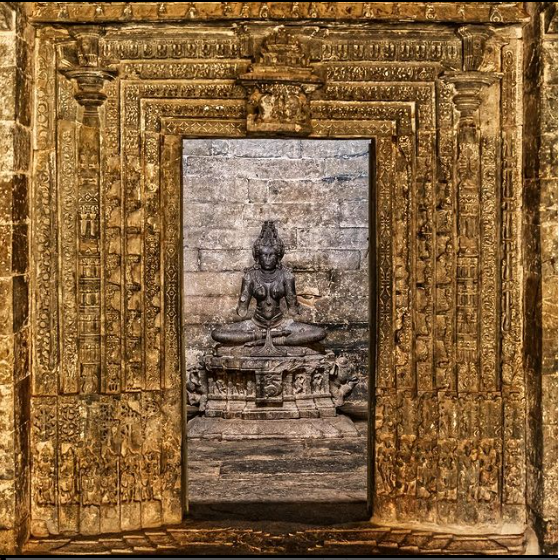 A Chalukya Classic…

Murti of Maa Saraswati at Trikuteshwar Mandir in Gadag, Karnataka.

The Mandir was built during the 11th or the 12 centuries CE during the reign of the Western Chalukyas. The main shrine has three Shiva Ling representing the Trimurthi Bhagwan