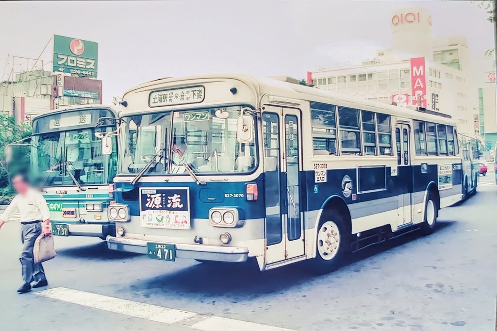 もう十年以上も土浦駅には降り立っていないので今はどんな雰囲気かは分かりませんがこの頃はJR、関鉄の他に日本観光、茨観が次々とやって来てフィルムが足りないぐらいでした。
バス停での撮影は不向きでしたので降車のチャンスを狙ってでしたね。
写真のRCはこの年式でも非冷房でした。
日野K-RC381