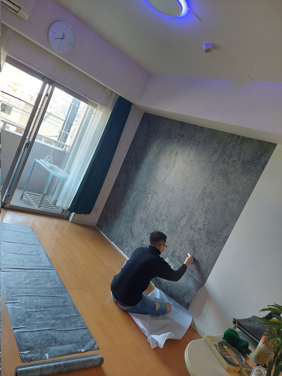 TURICANQUEST's tweet photo. 今日は朝から自宅の壁紙とか買って自分でDIYしてみたら１万円くらいでめっちゃお洒落な部屋が完成した😆

想像以上に簡単で楽しい🤗 https://t.co/WzOaGXnrEV