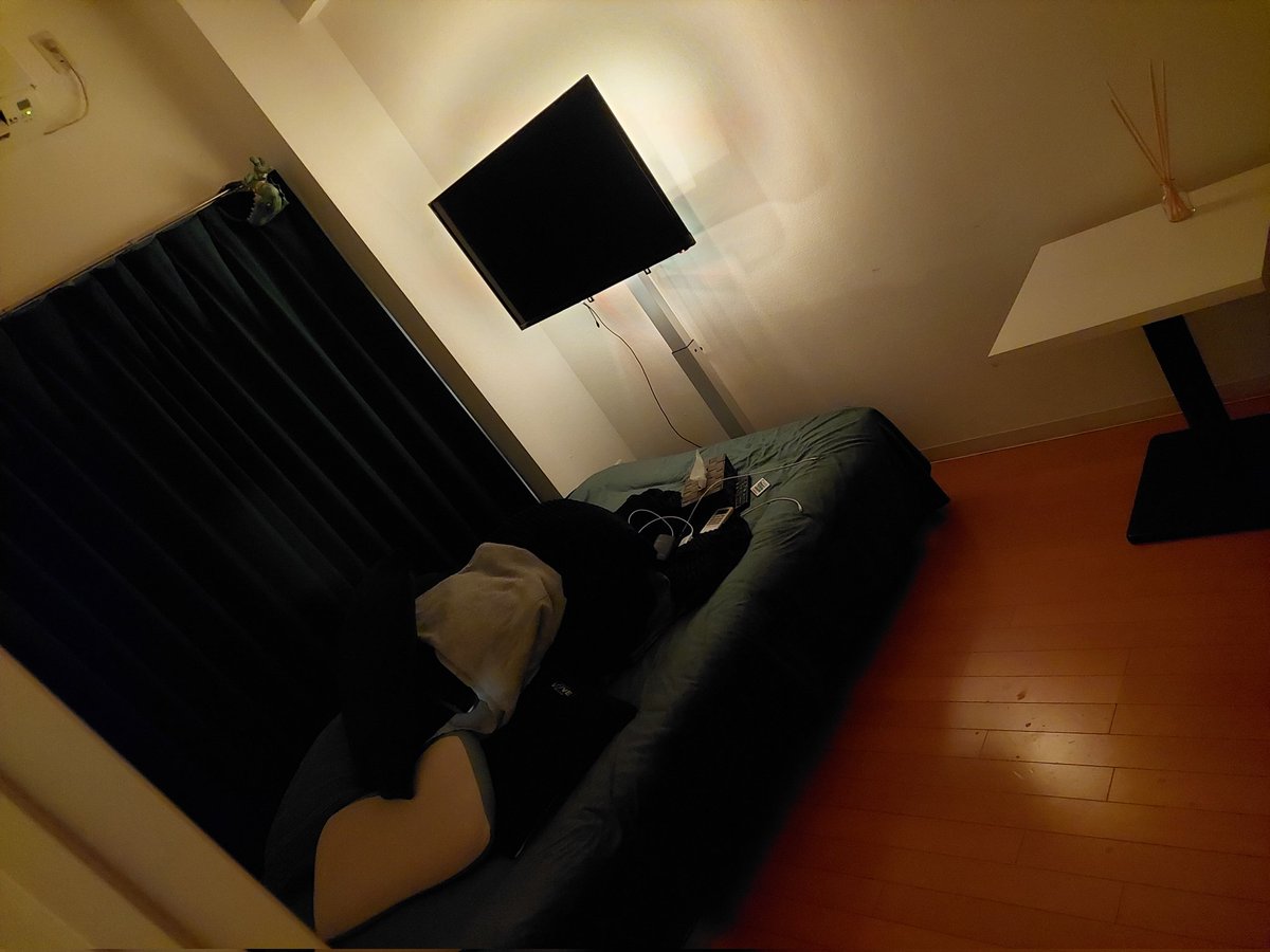 TURICANQUEST's tweet photo. 今日は朝から自宅の壁紙とか買って自分でDIYしてみたら１万円くらいでめっちゃお洒落な部屋が完成した😆

想像以上に簡単で楽しい🤗 https://t.co/WzOaGXnrEV