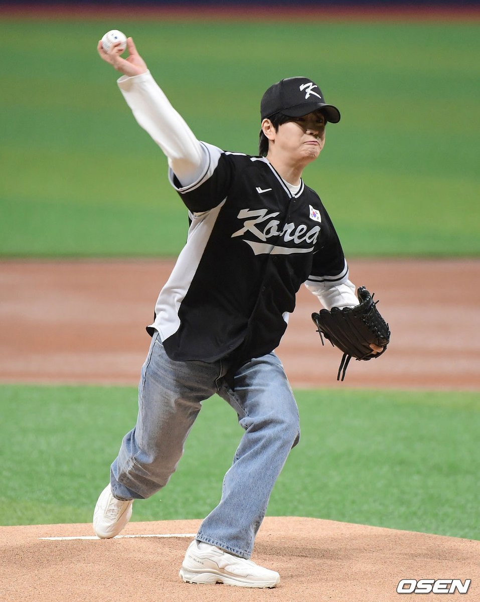 PRESS PHOTOS] (1) Stray Kids #Seungmin throwing the first pitch at