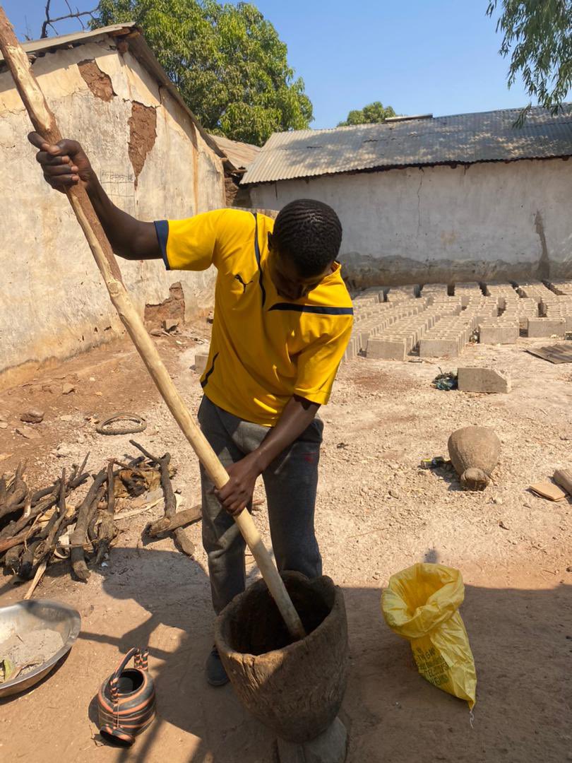 GGWFrontline's tweet photo. In the heart of rural Gambia, farmers go through a rigorous process of creating a natural fertilizer and pesticide called neem cake and neem oil🪴

These eco-friendly solutions are revolutionizing agriculture, while mitigating environmental impact, cultivating a greener future🌍 https://t.co/967ayFzehY