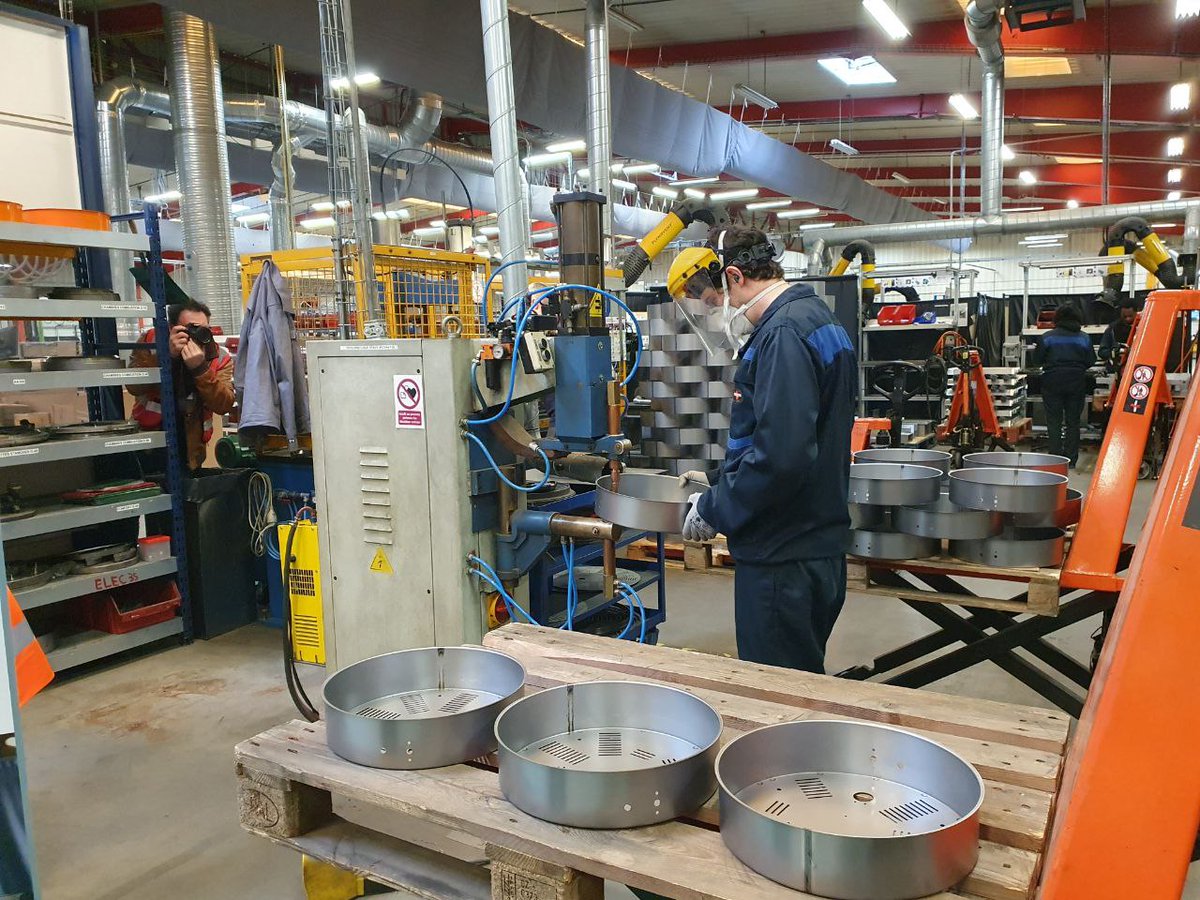 AnnaigLeMeur_29's tweet photo. ✂️Le ruban a été coupé vendredi ! Présente aux 75 ans de Krampouz et à la très belle inauguration de l’extension de l’usine à #Pluguffan aux côtés de Thierry de La Tour d’Artaise, président du @GroupeSEB.
👉Dynamique de réindustrialisation
👉Création d’emplois https://t.co/9HtYBVAP2r
