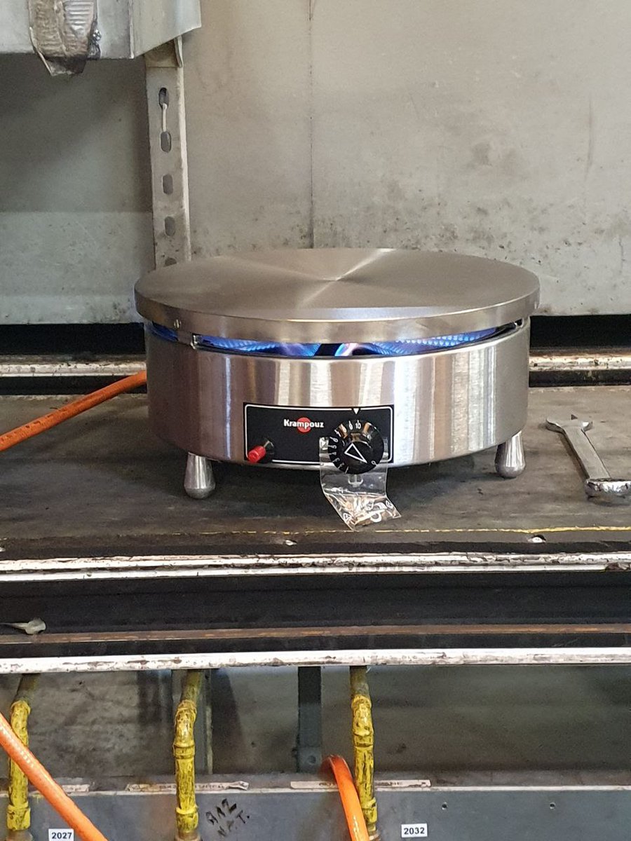 AnnaigLeMeur_29's tweet photo. ✂️Le ruban a été coupé vendredi ! Présente aux 75 ans de Krampouz et à la très belle inauguration de l’extension de l’usine à #Pluguffan aux côtés de Thierry de La Tour d’Artaise, président du @GroupeSEB.
👉Dynamique de réindustrialisation
👉Création d’emplois https://t.co/9HtYBVAP2r