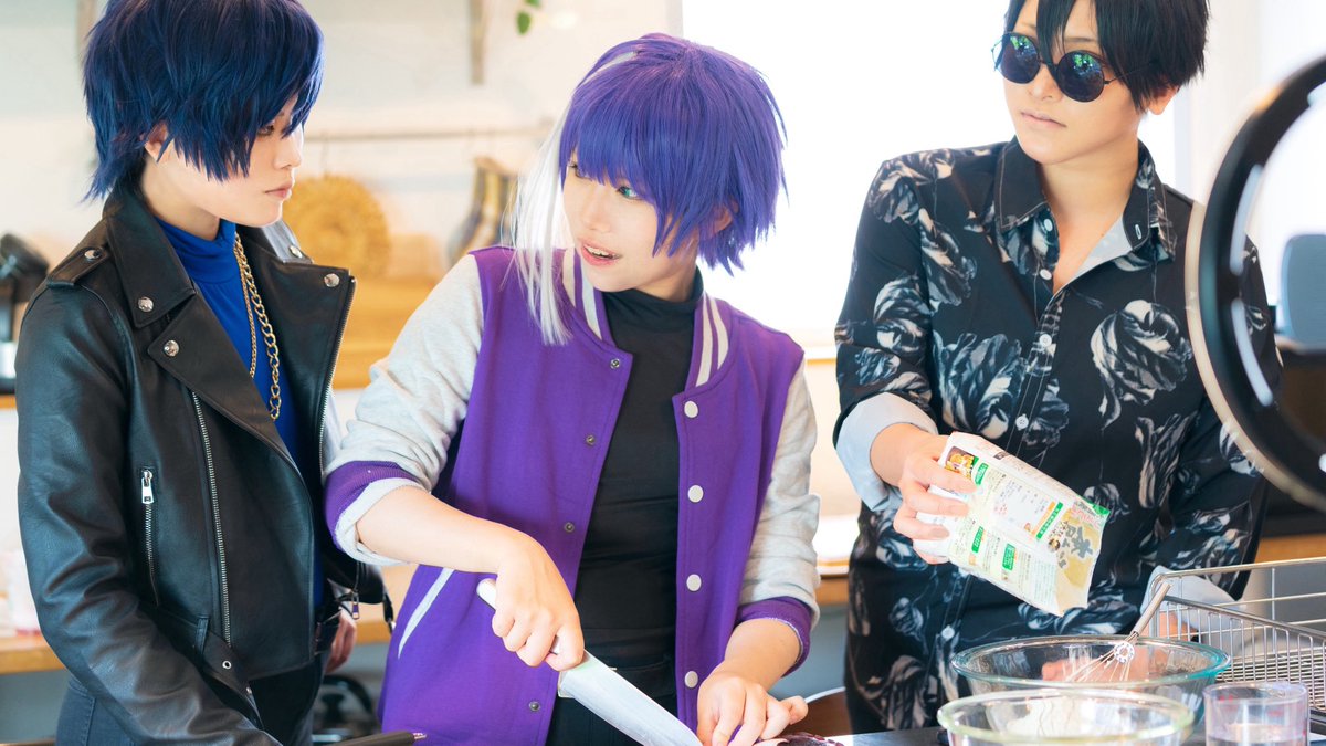 Onkrch's tweet photo. _⚠︎ Cosplay ⚠︎_

ガチ恋粘着獣 ／ COZMIC 

タコパ雑談会の撮影中 https://t.co/CnonRFpS3Q