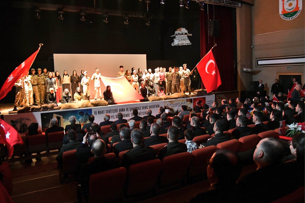 UrfaValiligi's tweet photo. Vali @hasansildak, 18 Mart Şehitleri Anma Günü ve Çanakkale Deniz Zaferinin 109’uncu Yıldönümü dolayısıyla Karaköprü Emine Göncü Anadolu Lisesi tarafından düzenlenen programa katıldı. 

Çanakkale Destanının, Kurtuluş Savaşının hazırlığı ve Cumhuriyet’in önsözü olduğunu belirten Vali Şıldak, programı gerçekleştiren öğretmen ve öğrencileri kutladı. 

#18MartÇanakkaleZaferi