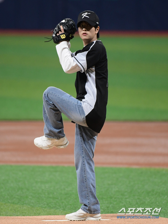 PRESS PHOTOS] (1) Stray Kids #Seungmin throwing the first pitch at