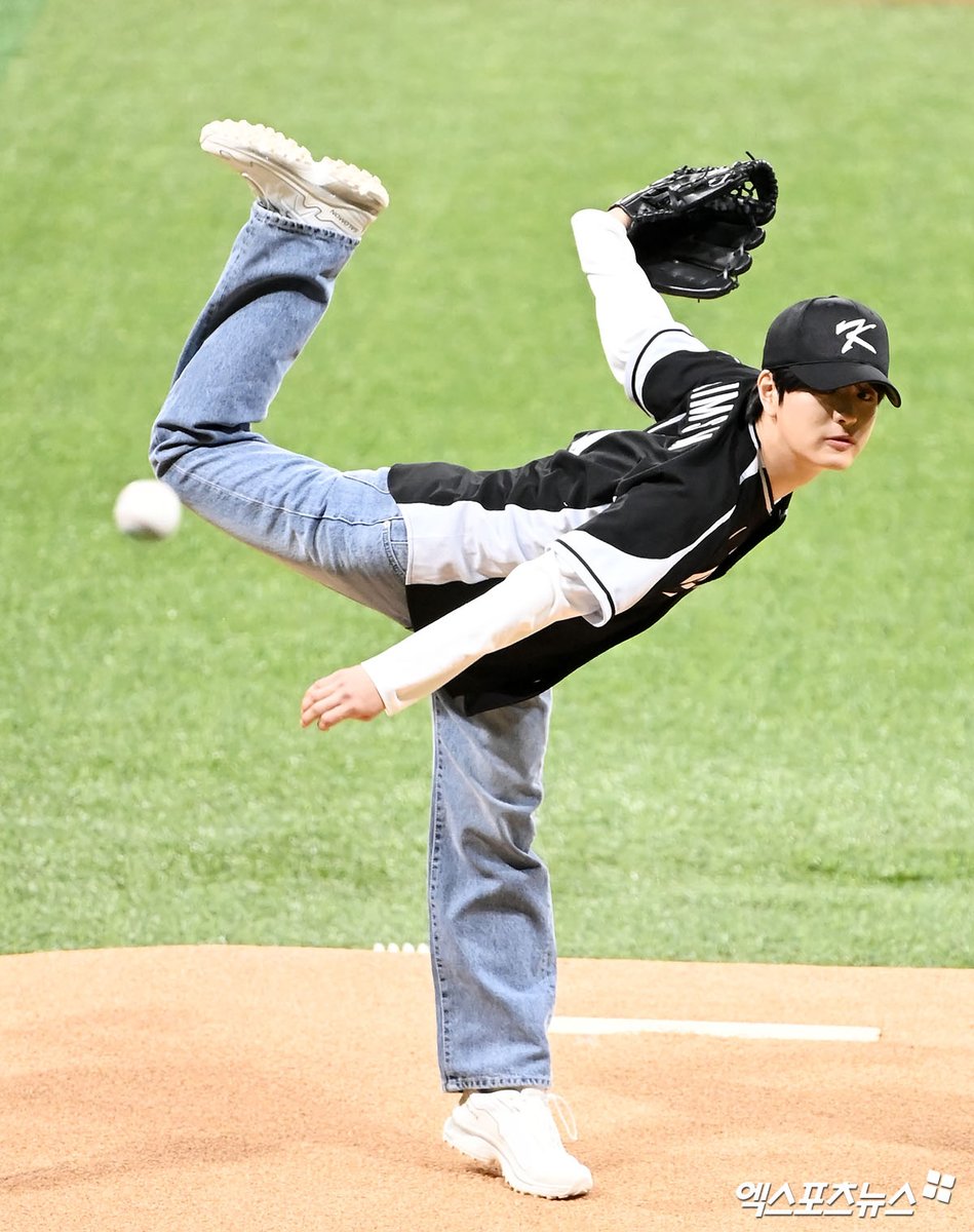 PRESS PHOTOS] (1) Stray Kids #Seungmin throwing the first pitch at