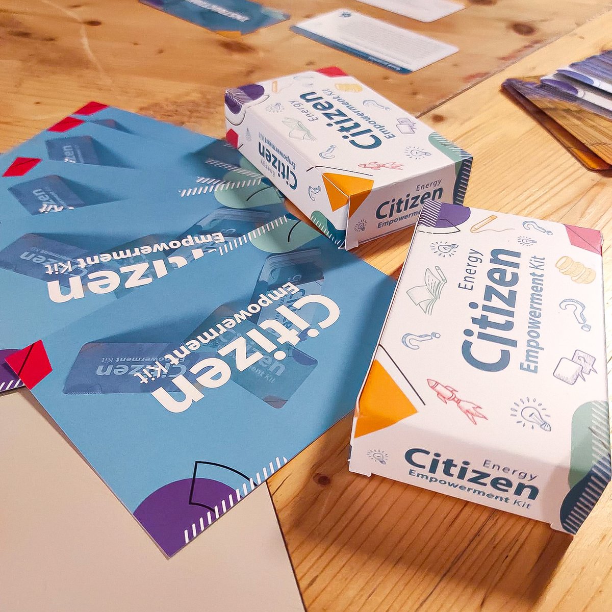 🇪🇸🇵🇱🇮🇹🇳🇱 The Energy Citizen Empowerment Kit is now available in Spanish, Polish, Italian and Dutch! The kit is designed for anyone working with citizens to co-create a more fair and inclusive #energytransition. 📩 Download it for free at our website: communityenergyacademy.eu/energy-citizen…