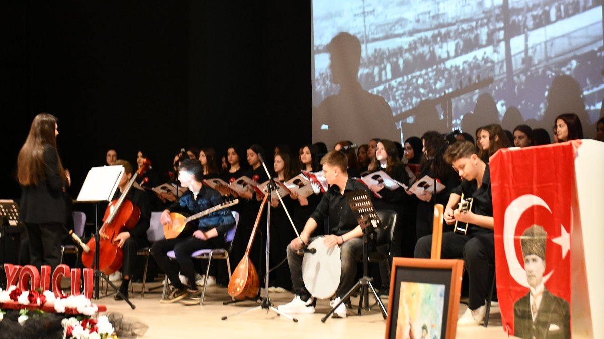 18 Mart Şehitleri Anma ve Çanakkale Zaferi'nin 109'uncu yıl dönümünde,  Çatalca Arif Nihat Asya Mesleki ve Teknik Anadolu Lisesi Konferans Salonunda anma programı gerçekleştirildi.