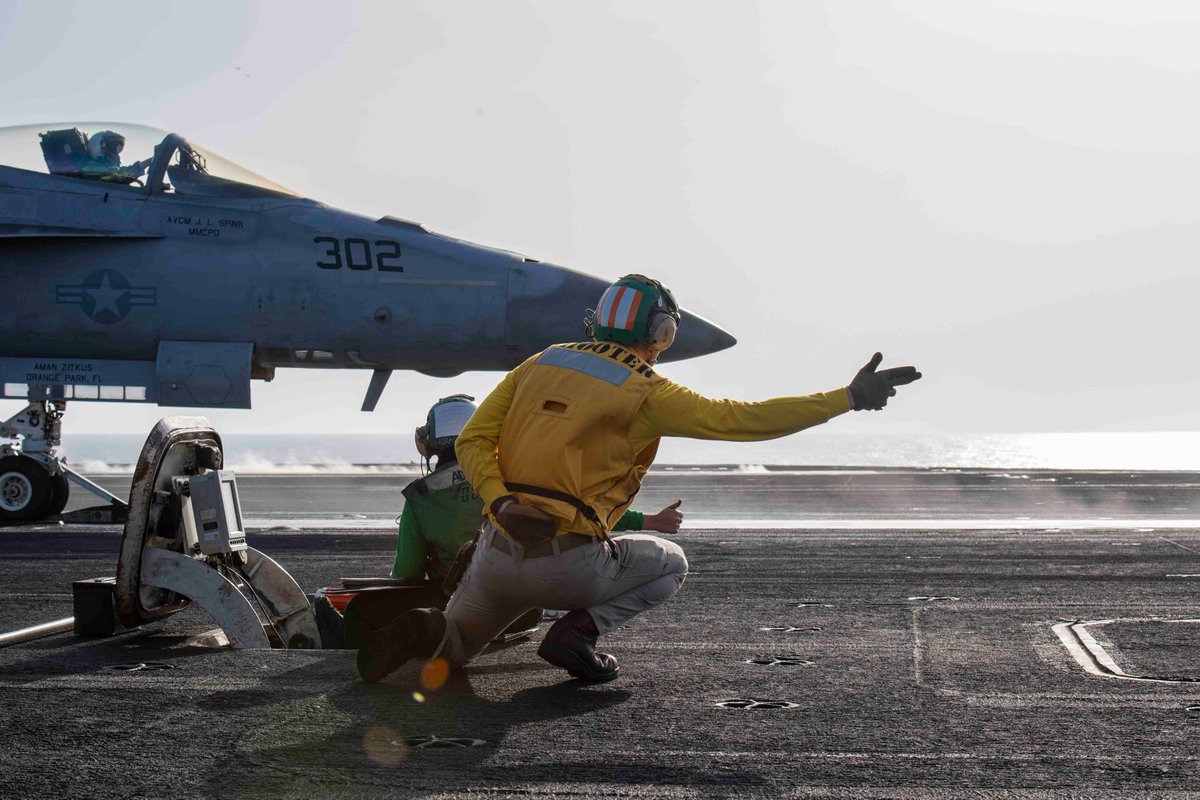 📷: With a simple point👉, F/A-18E/F Super Hornets launch from USS Dwight D. Eisenhower (@theCVN69) to conduct operations in the Red Sea. Work from hundreds of Sailors lead up to that moment & every successful launch is proof of their efforts 😎#TogetherWeAreStronger #AlwaysReady