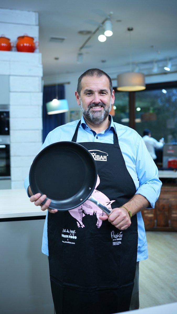 Inoxibar1's tweet photo. Y como cereza del pastel, el chef @robinfood, nuestro embajador de marca, te espera para apretón de manos, darte a conocer sus mejores trucos de cocina, el menaje con el que los realiza y kilos de chistes el día 19. 🤝 https://t.co/ED77c9Pm0g