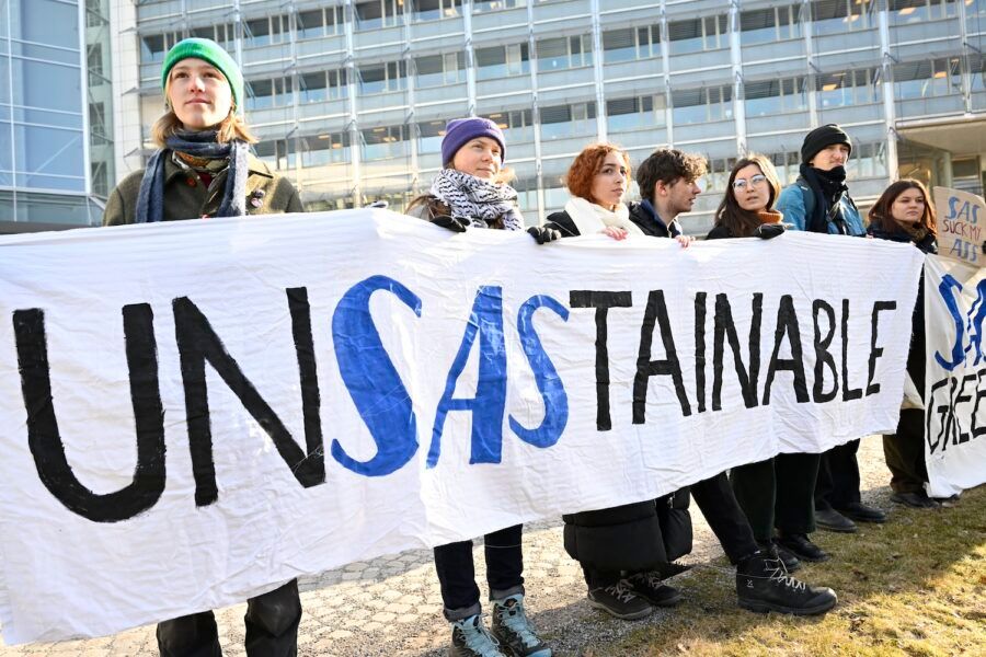 Ungdomar från Fridays for future, däribland Greta Thunberg, demonstrerade under måndagsmorgonen utanför SAS årsstämma. Bolaget saknar realistiska planer för att minska sina utsläpp, menar de. buff.ly/3TjVFZm