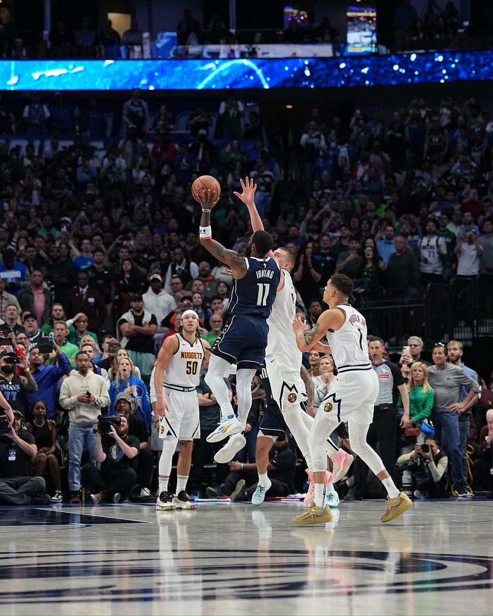 StepBackfr's tweet photo. Kyrie Irving sur ses 3 derniers matchs :

27.7 PTS
6.3 REB
10.3 AST
2.0 STL
39.1% 3 PTS

Avec l'un des plus beaux game winners au buzzer de ces dernières années, hier soir face aux Nuggets.
